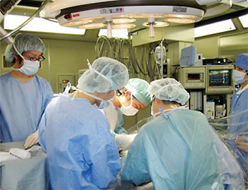 現在、外科医として活躍する田上さん（写真中央）