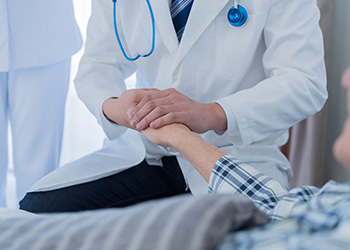 東日本大震災での災害医療ボランティア活動を機に在宅診療の道へ。患者に寄り添い話をじっくり聞きながら、いかにして最期まで幸せに生きられるかを患者と共に考える。