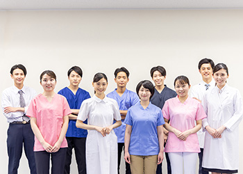 都市部と地方を行き来しながらチームを組み、地方の医師不足の解消をめざしている。訪問看護、居宅介護、訪問栄養指導、訪問リハビリテーションまで行う。